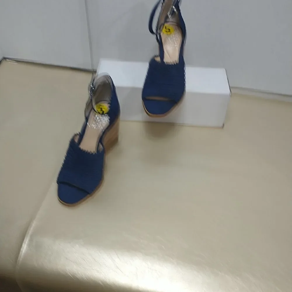 Vince Camuto Dovina Heels Woman's SZ 5M Blue . Condition is Pre-owned